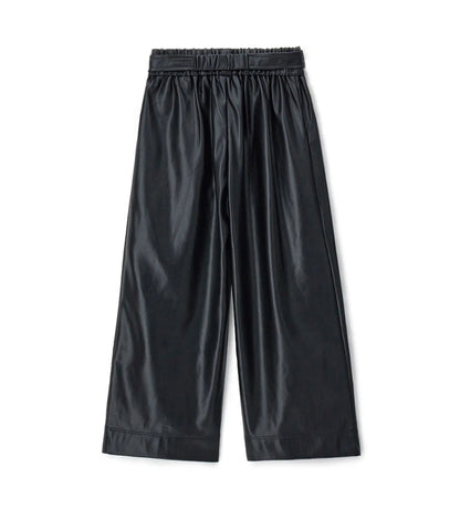 Παντελόνι από οικοδερμάτινη ύλη με ελαστική μέση και μπροστινές τσέπες. Φαρδιά γραμμή στα πόδια και αφαιρούμενη ζώνη με μεταλλική αγκράφα για ένα μοντέρνο, τολμηρό και σούπερ στιλάτο look.