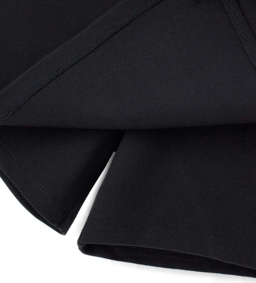 Παντελόνι-φούστα σε πλεκτό ύφασμα Milano με ελαστική μέση, draping λεπτομέρειες και κόμπο στο μπροστινό μέρος. Με μεταλλική αγκράφα για μια κομψή και μοντέρνα πινελιά, ιδανικό για ένα κομψό και στιλάτο look.