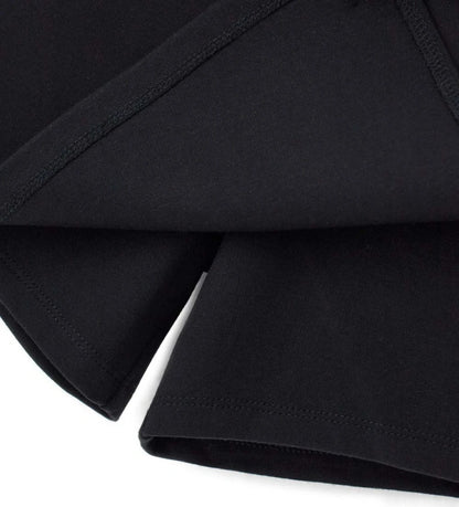 Παντελόνι-φούστα σε πλεκτό ύφασμα Milano με ελαστική μέση, draping λεπτομέρειες και κόμπο στο μπροστινό μέρος. Με μεταλλική αγκράφα για μια κομψή και μοντέρνα πινελιά, ιδανικό για ένα κομψό και στιλάτο look.