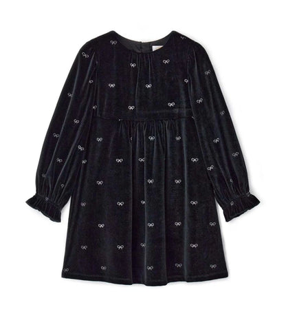 Φόρεμα από βελούδο chenille με allover glitter print, ιδανικό για ένα λαμπερό και μοντέρνο look. Στρογγυλή λαιμόκοψη, άνοιγμα στην πλάτη με αόρατο φερμουάρ και puff μανίκια με σούρες στις μανσέτες.