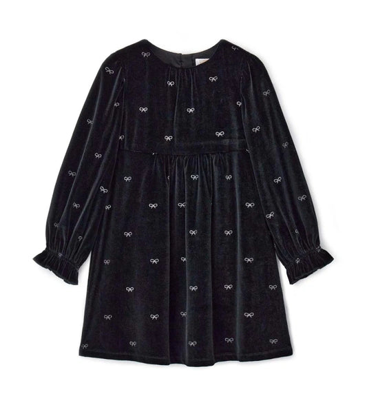 Φόρεμα από βελούδο chenille με allover glitter print, ιδανικό για ένα λαμπερό και μοντέρνο look. Στρογγυλή λαιμόκοψη, άνοιγμα στην πλάτη με αόρατο φερμουάρ και puff μανίκια με σούρες στις μανσέτες.