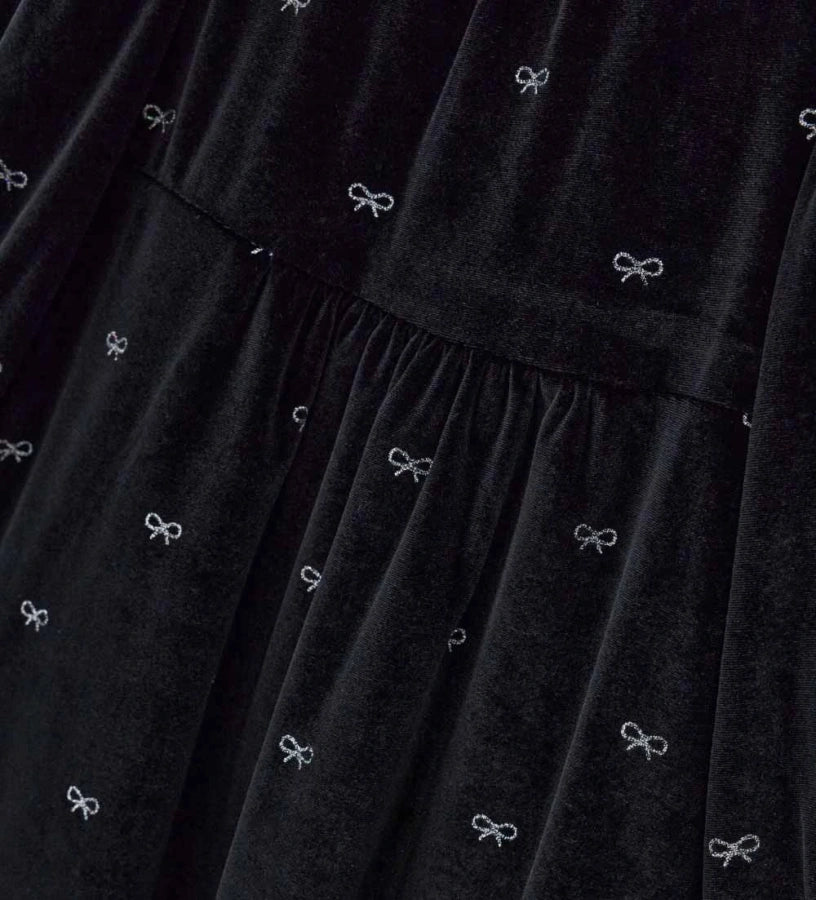 Φόρεμα από βελούδο chenille με allover glitter print, ιδανικό για ένα λαμπερό και μοντέρνο look. Στρογγυλή λαιμόκοψη, άνοιγμα στην πλάτη με αόρατο φερμουάρ και puff μανίκια με σούρες στις μανσέτες.