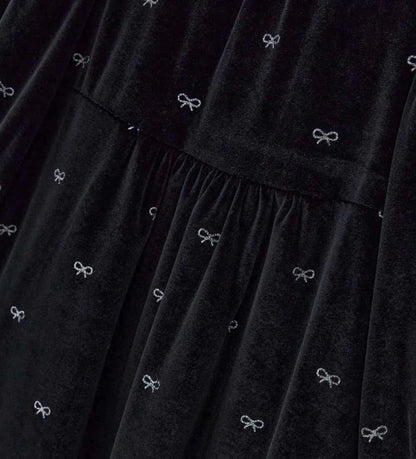 Φόρεμα από βελούδο chenille με allover glitter print, ιδανικό για ένα λαμπερό και μοντέρνο look. Στρογγυλή λαιμόκοψη, άνοιγμα στην πλάτη με αόρατο φερμουάρ και puff μανίκια με σούρες στις μανσέτες.