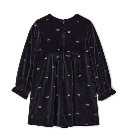 Φόρεμα από βελούδο chenille με allover glitter print, ιδανικό για ένα λαμπερό και μοντέρνο look. Στρογγυλή λαιμόκοψη, άνοιγμα στην πλάτη με αόρατο φερμουάρ και puff μανίκια με σούρες στις μανσέτες.