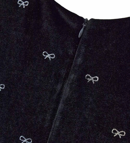 Φόρεμα από βελούδο chenille με allover glitter print, ιδανικό για ένα λαμπερό και μοντέρνο look. Στρογγυλή λαιμόκοψη, άνοιγμα στην πλάτη με αόρατο φερμουάρ και puff μανίκια με σούρες στις μανσέτες.