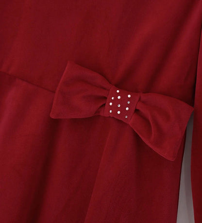 Φόρεμα από βελούδο με στρογγυλή λαιμόκοψη και κλείσιμο στο πίσω μέρος με αόρατο φερμουάρ. Μακριά μανίκια και βαμβακερή φόδρα, διακοσμημένο με φιόγκο στη μέση για ένα κομψό και εκλεπτυσμένο look.