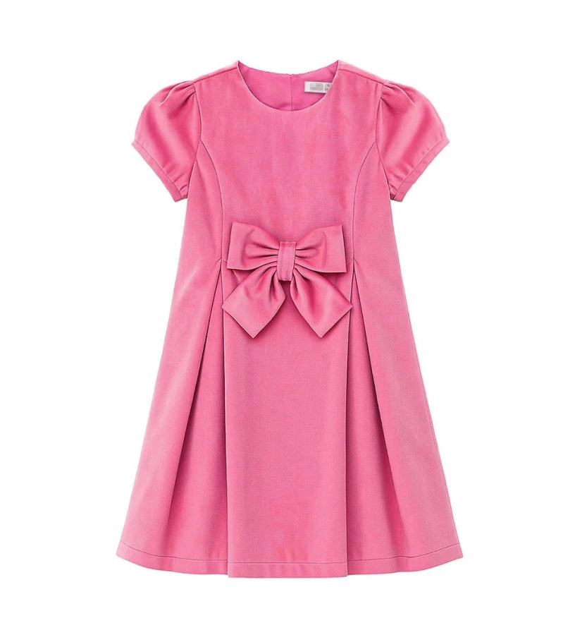 Φόρεμα από βελούδο με στρογγυλή λαιμόκοψη και κλείσιμο στο πίσω μέρος με αόρατο φερμουάρ. Κοντά μανίκια και βαμβακερή φόδρα, με πιέτες και πιέσιμο μπροστά και πίσω, διακοσμημένο με φιόγκο στη μέση για ένα κομψό και εκλεπτυσμένο look.