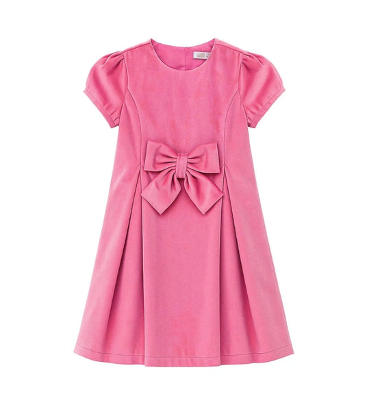 Φόρεμα από βελούδο με στρογγυλή λαιμόκοψη και κλείσιμο στο πίσω μέρος με αόρατο φερμουάρ. Κοντά μανίκια και βαμβακερή φόδρα, με πιέτες και πιέσιμο μπροστά και πίσω, διακοσμημένο με φιόγκο στη μέση για ένα κομψό και εκλεπτυσμένο look.