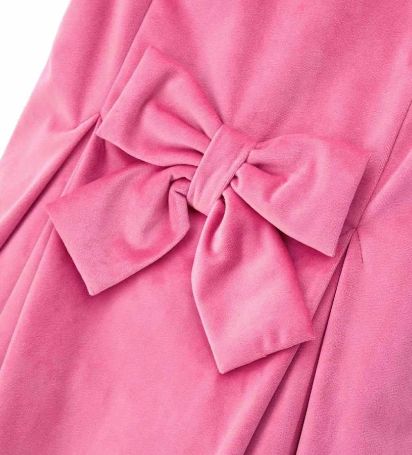 Φόρεμα από βελούδο με στρογγυλή λαιμόκοψη και κλείσιμο στο πίσω μέρος με αόρατο φερμουάρ. Κοντά μανίκια και βαμβακερή φόδρα, με πιέτες και πιέσιμο μπροστά και πίσω, διακοσμημένο με φιόγκο στη μέση για ένα κομψό και εκλεπτυσμένο look.