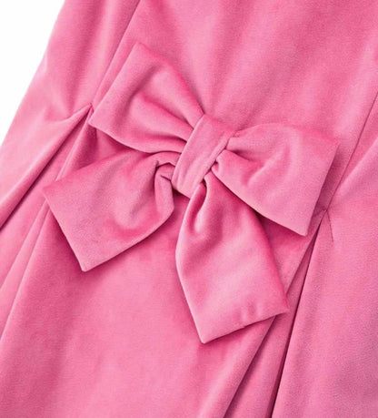 Φόρεμα από βελούδο με στρογγυλή λαιμόκοψη και κλείσιμο στο πίσω μέρος με αόρατο φερμουάρ. Κοντά μανίκια και βαμβακερή φόδρα, με πιέτες και πιέσιμο μπροστά και πίσω, διακοσμημένο με φιόγκο στη μέση για ένα κομψό και εκλεπτυσμένο look.