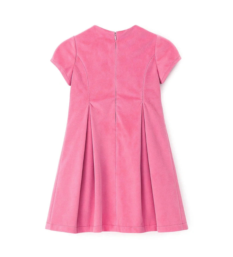 Φόρεμα από βελούδο με στρογγυλή λαιμόκοψη και κλείσιμο στο πίσω μέρος με αόρατο φερμουάρ. Κοντά μανίκια και βαμβακερή φόδρα, με πιέτες και πιέσιμο μπροστά και πίσω, διακοσμημένο με φιόγκο στη μέση για ένα κομψό και εκλεπτυσμένο look.