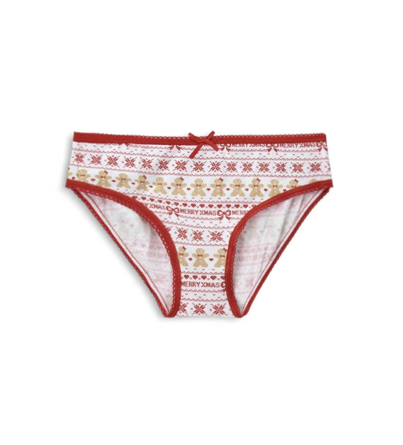 Βαμβακερό σλιπ με ελαστική μέση και χριστουγεννιάτικο μοτίβο allover. Διαθέτει ελαστικό και διακοσμητικό τελείωμα, ενώ ολοκληρώνεται με έναν μικρό σατέν φιόγκο στο μπροστινό μέρος για μια απαλή και κομψή πινελιά.