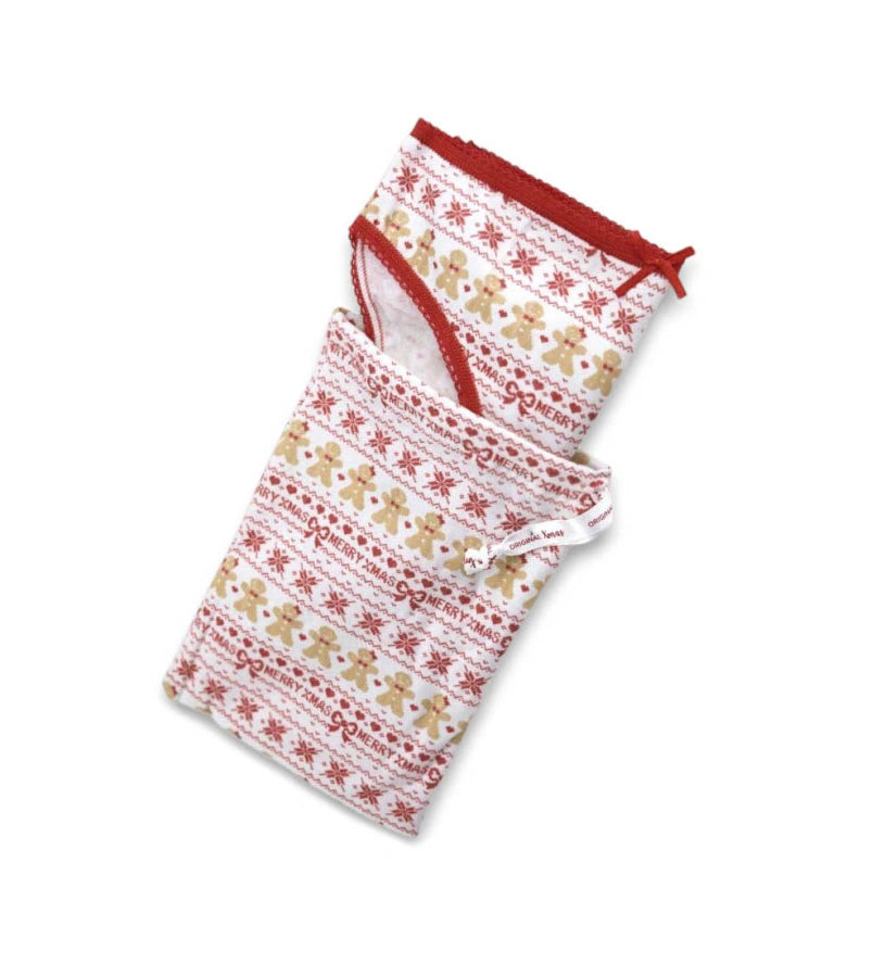 Βαμβακερό σλιπ με ελαστική μέση και χριστουγεννιάτικο μοτίβο allover. Διαθέτει ελαστικό και διακοσμητικό τελείωμα, ενώ ολοκληρώνεται με έναν μικρό σατέν φιόγκο στο μπροστινό μέρος για μια απαλή και κομψή πινελιά.