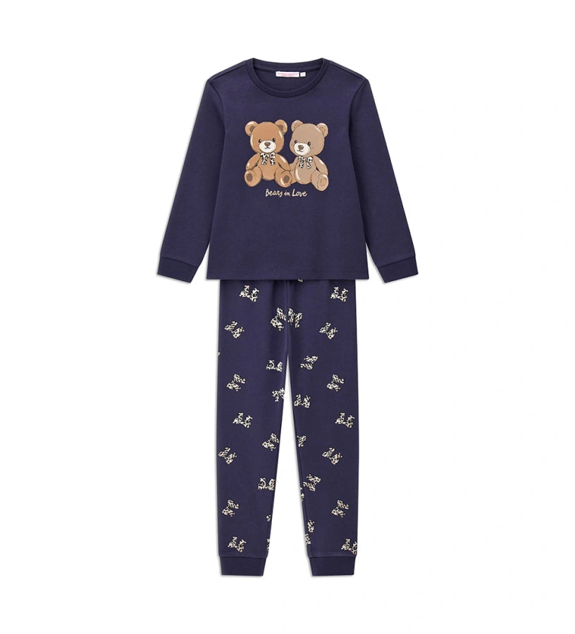 Ζεστή βαμβακερή πυτζάμα που αποτελείται από μπλούζα με στρογγυλή λαιμόκοψη, allover τύπωμα και ριμπ τελειώματα. Παντελόνι σετ με τύπωμα, ριμπ τελειώματα και φιόγκο.