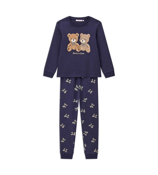 Ζεστή βαμβακερή πυτζάμα που αποτελείται από μπλούζα με στρογγυλή λαιμόκοψη, allover τύπωμα και ριμπ τελειώματα. Παντελόνι σετ με τύπωμα, ριμπ τελειώματα και φιόγκο.