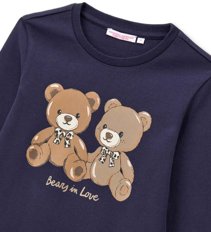 Ζεστή βαμβακερή πυτζάμα που αποτελείται από μπλούζα με στρογγυλή λαιμόκοψη, allover τύπωμα και ριμπ τελειώματα. Παντελόνι σετ με τύπωμα, ριμπ τελειώματα και φιόγκο.