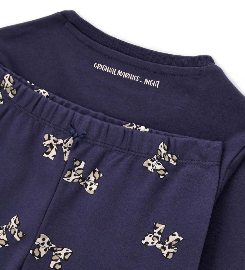 Ζεστή βαμβακερή πυτζάμα που αποτελείται από μπλούζα με στρογγυλή λαιμόκοψη, allover τύπωμα και ριμπ τελειώματα. Παντελόνι σετ με τύπωμα, ριμπ τελειώματα και φιόγκο.