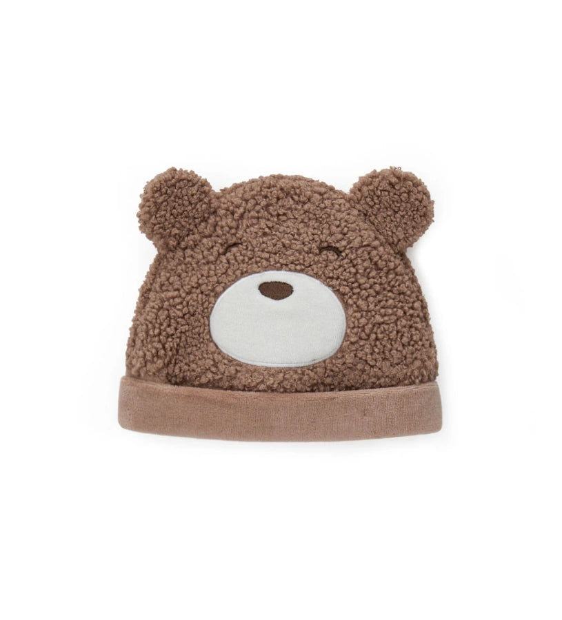 Πολύ μοντέρνο σκουφάκι από ψεύτικη γούνα, με εσωτερική επένδυση από απαλό βελούδινο chenille. Διαθέτει αυτιά απλικέ και κεντημένες λεπτομέρειες στο μπροστινό μέρος, για χαριτωμένη και στιλάτη εμφάνιση.