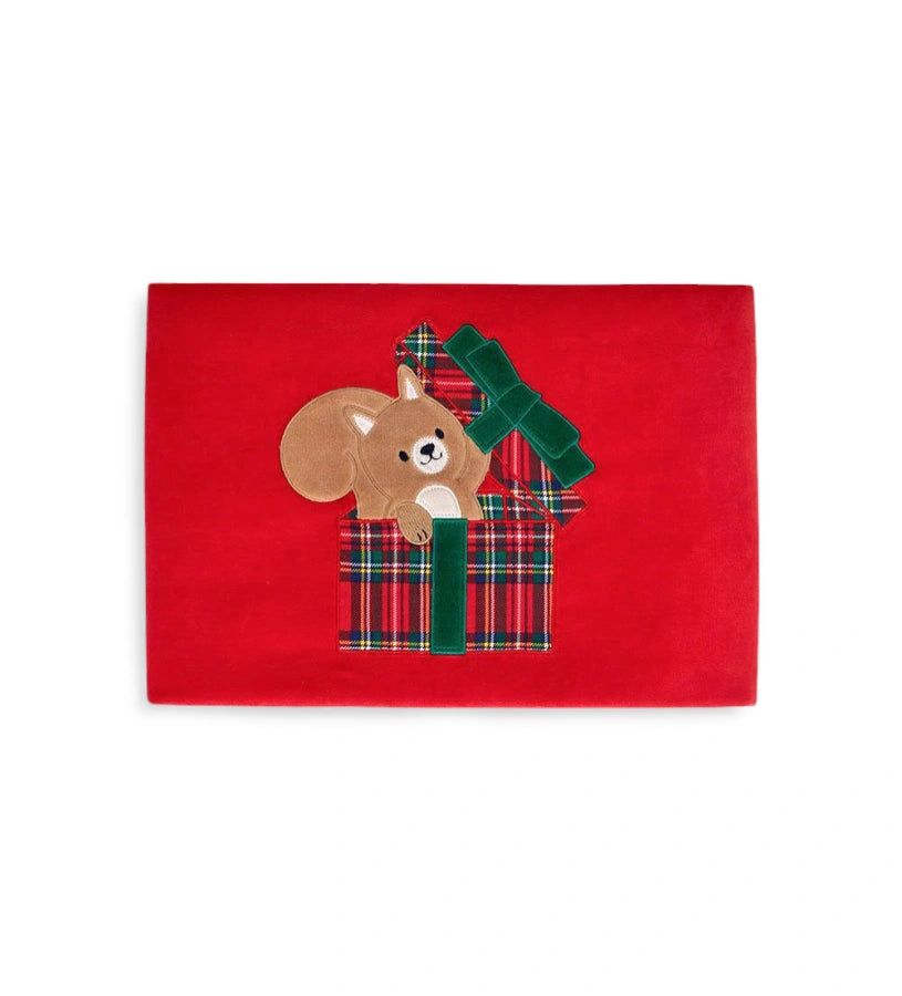 Μαλακή κουβέρτα από chenille με καρώ ρίγα από jersey στο τελείωμα και στην πίσω πλευρά. Λεπτομέρειες με κέντημα και εφαρμογή chenille στο μπροστινό μέρος για στυλ και άνεση.