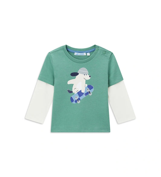 Βρεφική μπλούζα από βαμβάκι με διπλό μανίκι σε πράσινη αντίθεση, στρογγυλή λαιμόκοψη με ριμπ τελείωμα και πρακτικό άνοιγμα στον ώμο με κουμπιά-σούστες. Διακοσμημένη με τύπωμα στο μπροστινό μέρος, προσφέρει άνεση και μοντέρνο στυλ για καθημερινές εμφανίσεις.
