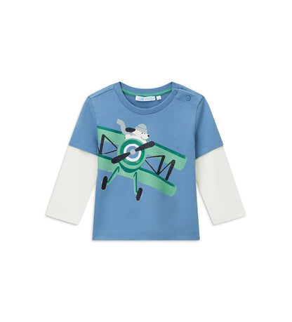 Βρεφική μπλούζα από βαμβάκι με διπλό μανίκι σε μπλε αντίθεση, στρογγυλή λαιμόκοψη με ριμπ τελείωμα και πρακτικό άνοιγμα στον ώμο με κουμπιά-σούστες. Διακοσμημένη με τύπωμα στο μπροστινό μέρος, προσφέρει άνεση και μοντέρνο στυλ για κάθε μέρα.