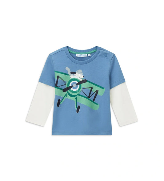 Βρεφική μπλούζα από βαμβάκι με διπλό μανίκι σε μπλε αντίθεση, στρογγυλή λαιμόκοψη με ριμπ τελείωμα και πρακτικό άνοιγμα στον ώμο με κουμπιά-σούστες. Διακοσμημένη με τύπωμα στο μπροστινό μέρος, προσφέρει άνεση και μοντέρνο στυλ για κάθε μέρα.