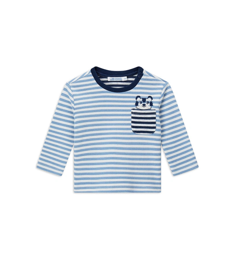 Βρεφική μπλούζα από βαμβάκι βαφής νημάτων με ριγέ σχέδιο, στρογγυλή λαιμόκοψη σε αντίθεση, μακριά μανίκια και πρακτικό άνοιγμα με κουμπιά-σούστες στον ώμο. Διαθέτει μπροστινή τσέπη και διακοσμητικό κέντημα, προσθέτοντας μια κομψή και μοντέρνα πινελιά σε κάθε παιδική εμφάνιση.