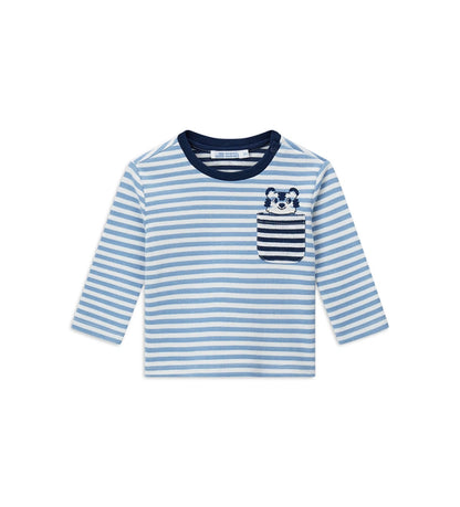 Βρεφική μπλούζα από βαμβάκι βαφής νημάτων με ριγέ σχέδιο, στρογγυλή λαιμόκοψη σε αντίθεση, μακριά μανίκια και πρακτικό άνοιγμα με κουμπιά-σούστες στον ώμο. Διαθέτει μπροστινή τσέπη και διακοσμητικό κέντημα, προσθέτοντας μια κομψή και μοντέρνα πινελιά σε κάθε παιδική εμφάνιση.