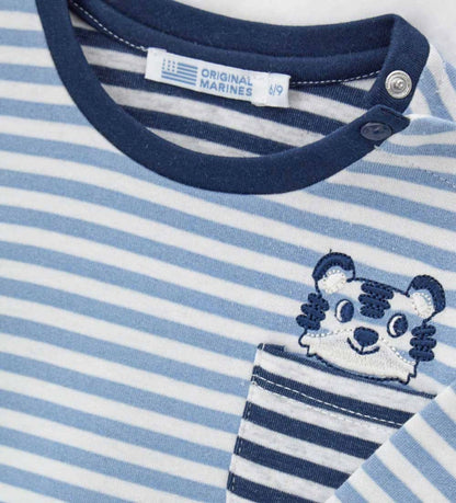 Βρεφική μπλούζα από βαμβάκι βαφής νημάτων με ριγέ σχέδιο, στρογγυλή λαιμόκοψη σε αντίθεση, μακριά μανίκια και πρακτικό άνοιγμα με κουμπιά-σούστες στον ώμο. Διαθέτει μπροστινή τσέπη και διακοσμητικό κέντημα, προσθέτοντας μια κομψή και μοντέρνα πινελιά σε κάθε παιδική εμφάνιση.