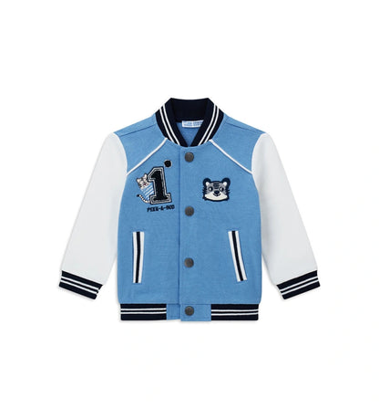 Παιδική ζακέτα από βαμβακερό fleece με στρογγυλή λαιμόκοψη και ριμπ τελειώματα. Διαθέτει άνοιγμα με κουμπιά-σούστες, μπροστινές τσέπες και διακοσμητικά κεντήματα και απλικέ στο μπροστινό και πίσω μέρος για μοναδικό και παιχνιδιάρικο στυλ. Ιδανική για casual εμφανίσεις με άνεση και χαρακτήρα.