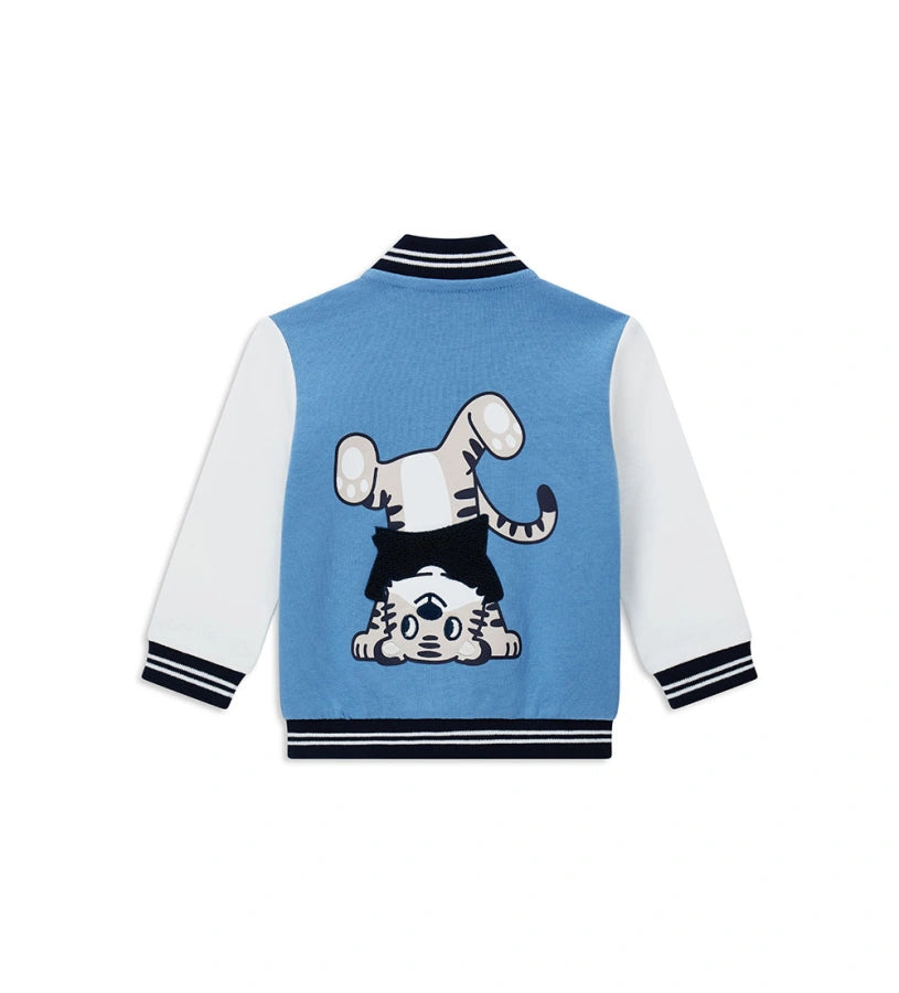 Παιδική ζακέτα από βαμβακερό fleece με στρογγυλή λαιμόκοψη και ριμπ τελειώματα. Διαθέτει άνοιγμα με κουμπιά-σούστες, μπροστινές τσέπες και διακοσμητικά κεντήματα και απλικέ στο μπροστινό και πίσω μέρος για μοναδικό και παιχνιδιάρικο στυλ. Ιδανική για casual εμφανίσεις με άνεση και χαρακτήρα.