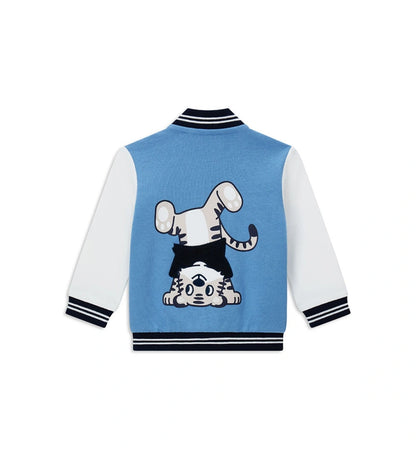 Παιδική ζακέτα από βαμβακερό fleece με στρογγυλή λαιμόκοψη και ριμπ τελειώματα. Διαθέτει άνοιγμα με κουμπιά-σούστες, μπροστινές τσέπες και διακοσμητικά κεντήματα και απλικέ στο μπροστινό και πίσω μέρος για μοναδικό και παιχνιδιάρικο στυλ. Ιδανική για casual εμφανίσεις με άνεση και χαρακτήρα.