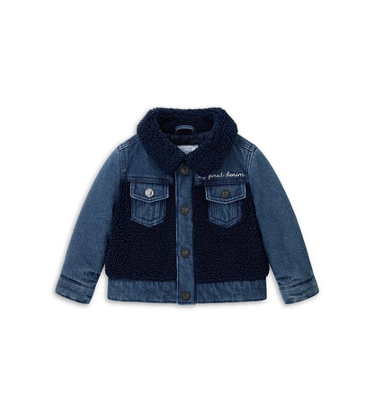 Βρεφικό μπουφάν από τζιν και ύφασμα τύπου teddy, ελαφρώς καπιτονέ και επενδυμένο για άνεση και ζεστασιά. Διαθέτει πρακτικό άνοιγμα με κουμπιά-σούστες και διακοσμητικό κέντημα στο μπροστινό μέρος, για ένα κομψό και πρακτικό look ιδανικό για καθημερινή χρήση.