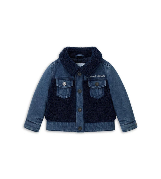 Βρεφικό μπουφάν από τζιν και ύφασμα τύπου teddy, ελαφρώς καπιτονέ και επενδυμένο για άνεση και ζεστασιά. Διαθέτει πρακτικό άνοιγμα με κουμπιά-σούστες και διακοσμητικό κέντημα στο μπροστινό μέρος, για ένα κομψό και πρακτικό look ιδανικό για καθημερινή χρήση.