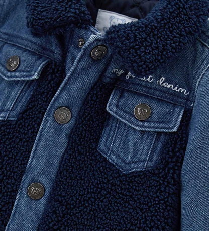 Βρεφικό μπουφάν από τζιν και ύφασμα τύπου teddy, ελαφρώς καπιτονέ και επενδυμένο για άνεση και ζεστασιά. Διαθέτει πρακτικό άνοιγμα με κουμπιά-σούστες και διακοσμητικό κέντημα στο μπροστινό μέρος, για ένα κομψό και πρακτικό look ιδανικό για καθημερινή χρήση.