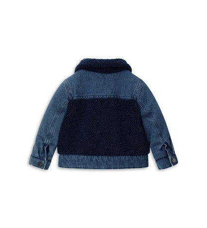 Βρεφικό μπουφάν από τζιν και ύφασμα τύπου teddy, ελαφρώς καπιτονέ και επενδυμένο για άνεση και ζεστασιά. Διαθέτει πρακτικό άνοιγμα με κουμπιά-σούστες και διακοσμητικό κέντημα στο μπροστινό μέρος, για ένα κομψό και πρακτικό look ιδανικό για καθημερινή χρήση.