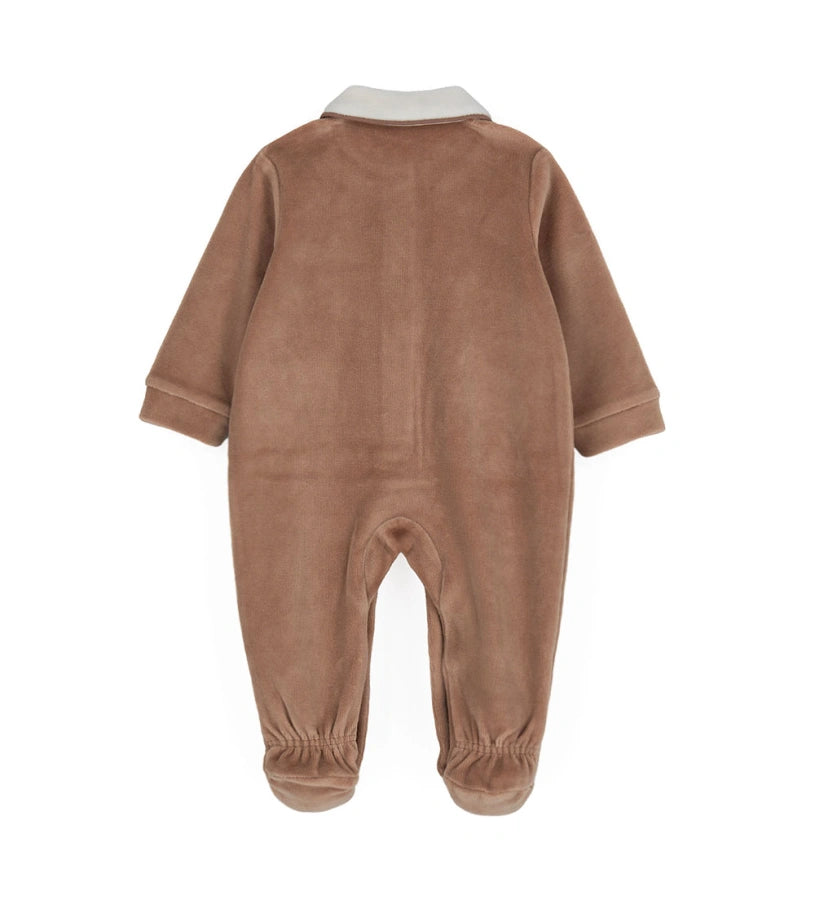 Ολόσωμη φόρμα από βελούδινο chenille με μακριά μανίκια και στρογγυλό γιακά με ρέλι στο τελείωμα. Διαθέτει κέντημα και πρακτικό μπροστινό άνοιγμα με κουμπιά-σούστες. Κεντημένες και απλικέ λεπτομέρειες στο μπροστινό μέρος, ιδανική για τις πιο κρύες μέρες.