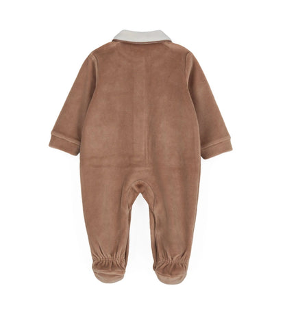 Ολόσωμη φόρμα από βελούδινο chenille με μακριά μανίκια και στρογγυλό γιακά με ρέλι στο τελείωμα. Διαθέτει κέντημα και πρακτικό μπροστινό άνοιγμα με κουμπιά-σούστες. Κεντημένες και απλικέ λεπτομέρειες στο μπροστινό μέρος, ιδανική για τις πιο κρύες μέρες.