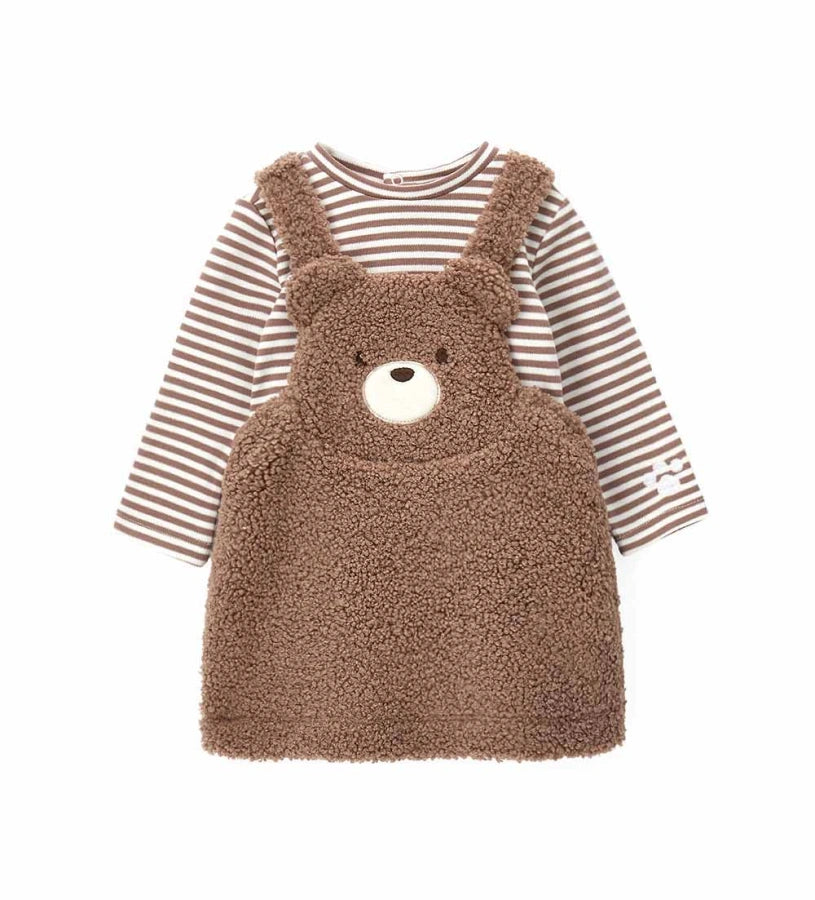 Δίχρωμο σετ δύο τεμαχίων με βαμβακερό κορμάκι μακρυμάνικο σε νήμα βαφής, στρογγυλή λαιμόκοψη, πρακτικά κουμπιά-σούστες στο πίσω μέρος και στο κάτω μέρος, καθώς και κέντημα. Ολόσωμο ρούχο από οικολογική γούνα, με απαλή jersey επένδυση, ρυθμιζόμενες τιράντες, κέντημα και απλικέ λεπτομέρειες.