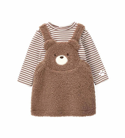 Δίχρωμο σετ δύο τεμαχίων με βαμβακερό κορμάκι μακρυμάνικο σε νήμα βαφής, στρογγυλή λαιμόκοψη, πρακτικά κουμπιά-σούστες στο πίσω μέρος και στο κάτω μέρος, καθώς και κέντημα. Ολόσωμο ρούχο από οικολογική γούνα, με απαλή jersey επένδυση, ρυθμιζόμενες τιράντες, κέντημα και απλικέ λεπτομέρειες.