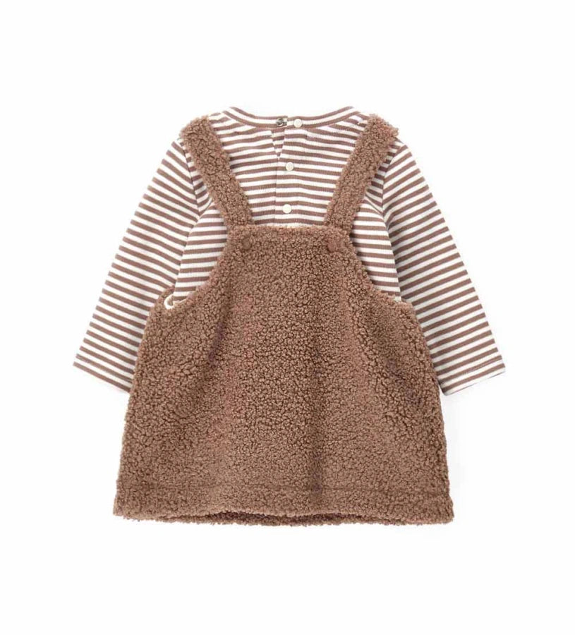 Δίχρωμο σετ δύο τεμαχίων με βαμβακερό κορμάκι μακρυμάνικο σε νήμα βαφής, στρογγυλή λαιμόκοψη, πρακτικά κουμπιά-σούστες στο πίσω μέρος και στο κάτω μέρος, καθώς και κέντημα. Ολόσωμο ρούχο από οικολογική γούνα, με απαλή jersey επένδυση, ρυθμιζόμενες τιράντες, κέντημα και απλικέ λεπτομέρειες.