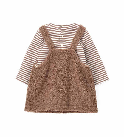 Δίχρωμο σετ δύο τεμαχίων με βαμβακερό κορμάκι μακρυμάνικο σε νήμα βαφής, στρογγυλή λαιμόκοψη, πρακτικά κουμπιά-σούστες στο πίσω μέρος και στο κάτω μέρος, καθώς και κέντημα. Ολόσωμο ρούχο από οικολογική γούνα, με απαλή jersey επένδυση, ρυθμιζόμενες τιράντες, κέντημα και απλικέ λεπτομέρειες.