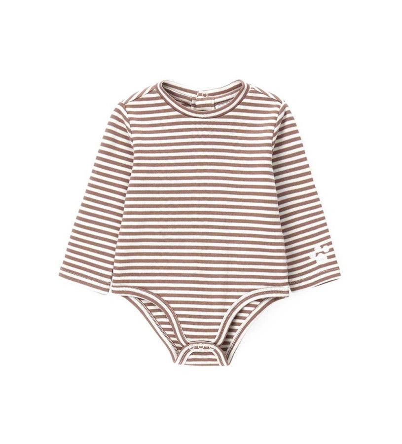 Δίχρωμο σετ δύο τεμαχίων με βαμβακερό κορμάκι μακρυμάνικο σε νήμα βαφής, στρογγυλή λαιμόκοψη, πρακτικά κουμπιά-σούστες στο πίσω μέρος και στο κάτω μέρος, καθώς και κέντημα. Ολόσωμο ρούχο από οικολογική γούνα, με απαλή jersey επένδυση, ρυθμιζόμενες τιράντες, κέντημα και απλικέ λεπτομέρειες.