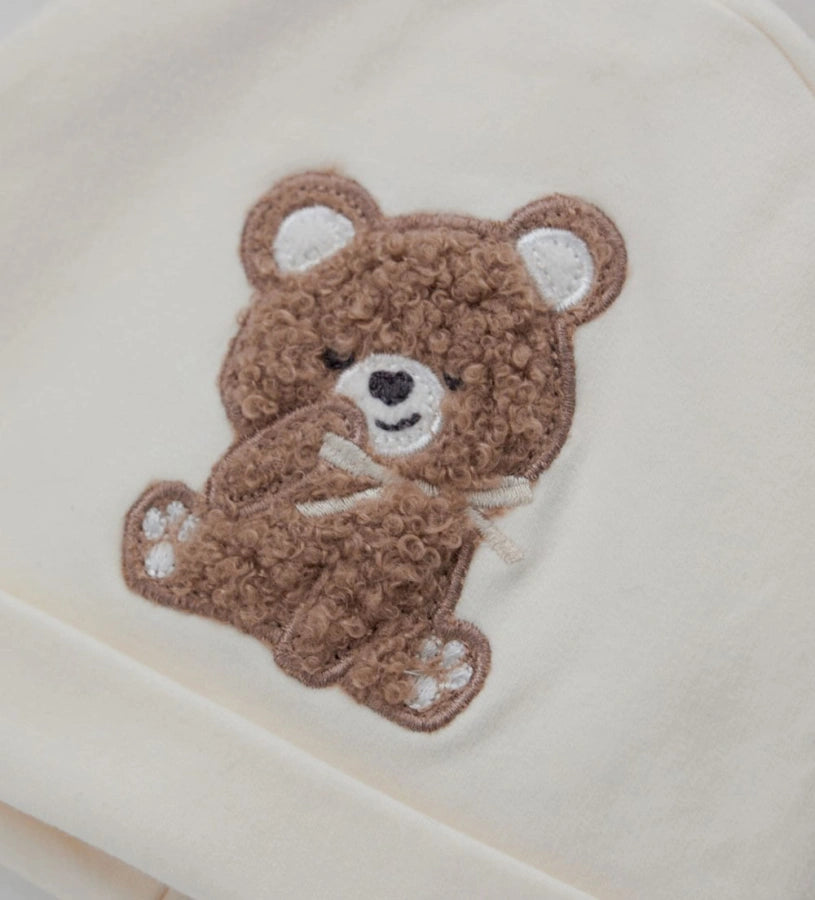 Σκουφάκι από ύφασμα fleece με βαμβακερή επένδυση, διακοσμημένο με απλικέ και κέντημα στο μπροστινό μέρος για μια γλυκιά και μοντέρνα πινελιά.