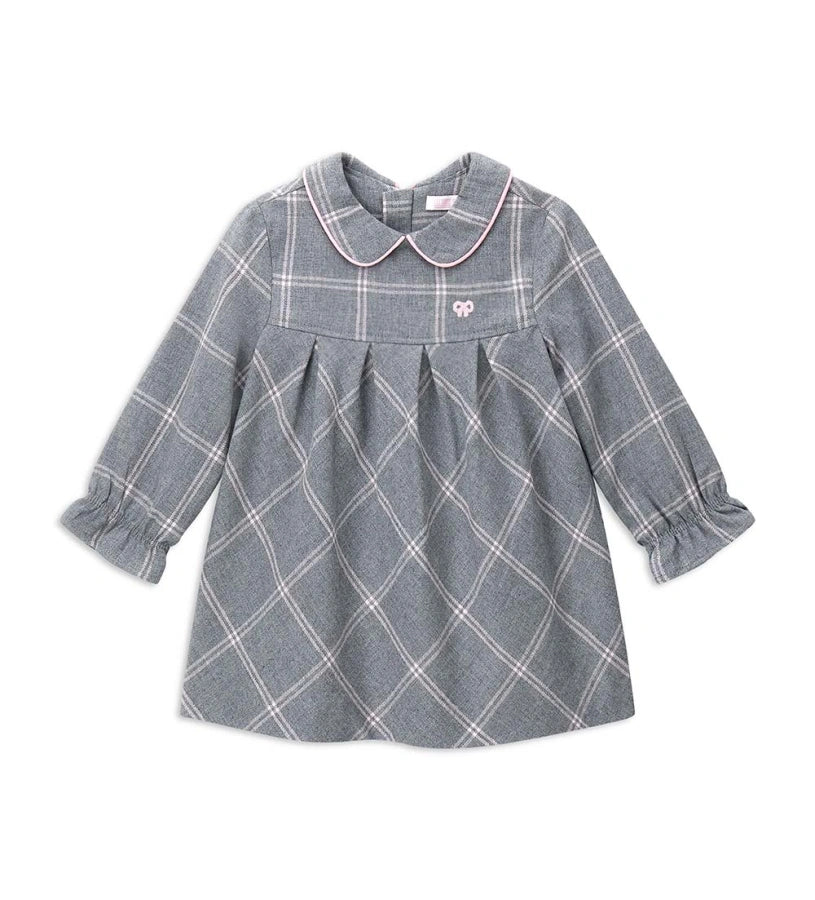 Φόρεμα από καρό ύφασμα με γιακά πουκαμίσου και μακριά μανίκια με σούρα στον καρπό. Το μπροστινό κέντημα προσθέτει μια κομψή και εκλεπτυσμένη πινελιά, ενώ το κρυφό φερμουάρ στο πίσω μέρος εξασφαλίζει πρακτικό και διακριτικό κλείσιμο. Ιδανικό για κοριτσίστικες εμφανίσεις με στυλ και φινέτσα.