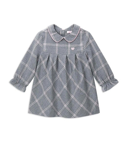 Φόρεμα από καρό ύφασμα με γιακά πουκαμίσου και μακριά μανίκια με σούρα στον καρπό. Το μπροστινό κέντημα προσθέτει μια κομψή και εκλεπτυσμένη πινελιά, ενώ το κρυφό φερμουάρ στο πίσω μέρος εξασφαλίζει πρακτικό και διακριτικό κλείσιμο. Ιδανικό για κοριτσίστικες εμφανίσεις με στυλ και φινέτσα.