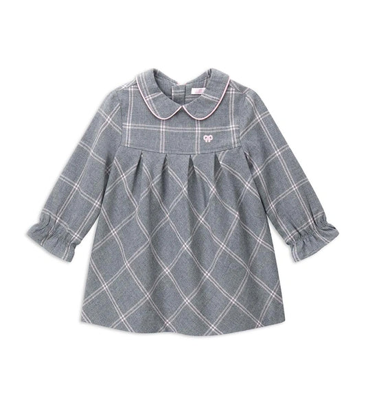 Φόρεμα από καρό ύφασμα με γιακά πουκαμίσου και μακριά μανίκια με σούρα στον καρπό. Το μπροστινό κέντημα προσθέτει μια κομψή και εκλεπτυσμένη πινελιά, ενώ το κρυφό φερμουάρ στο πίσω μέρος εξασφαλίζει πρακτικό και διακριτικό κλείσιμο. Ιδανικό για κοριτσίστικες εμφανίσεις με στυλ και φινέτσα.