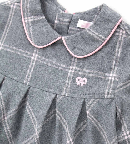 Φόρεμα από καρό ύφασμα με γιακά πουκαμίσου και μακριά μανίκια με σούρα στον καρπό. Το μπροστινό κέντημα προσθέτει μια κομψή και εκλεπτυσμένη πινελιά, ενώ το κρυφό φερμουάρ στο πίσω μέρος εξασφαλίζει πρακτικό και διακριτικό κλείσιμο. Ιδανικό για κοριτσίστικες εμφανίσεις με στυλ και φινέτσα.