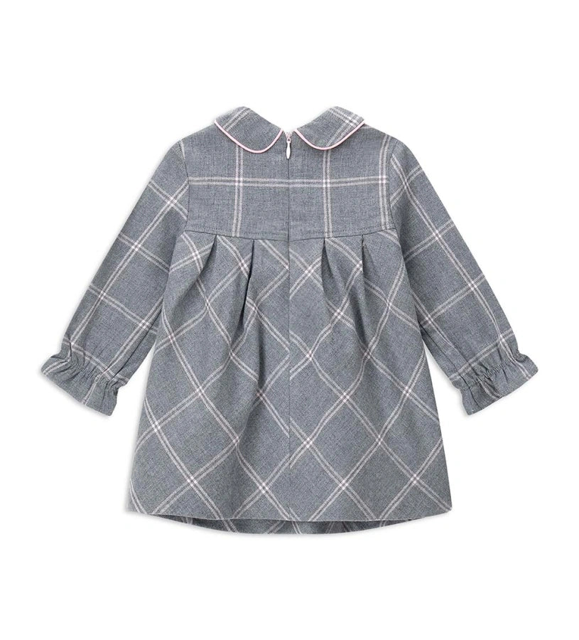 Φόρεμα από καρό ύφασμα με γιακά πουκαμίσου και μακριά μανίκια με σούρα στον καρπό. Το μπροστινό κέντημα προσθέτει μια κομψή και εκλεπτυσμένη πινελιά, ενώ το κρυφό φερμουάρ στο πίσω μέρος εξασφαλίζει πρακτικό και διακριτικό κλείσιμο. Ιδανικό για κοριτσίστικες εμφανίσεις με στυλ και φινέτσα.