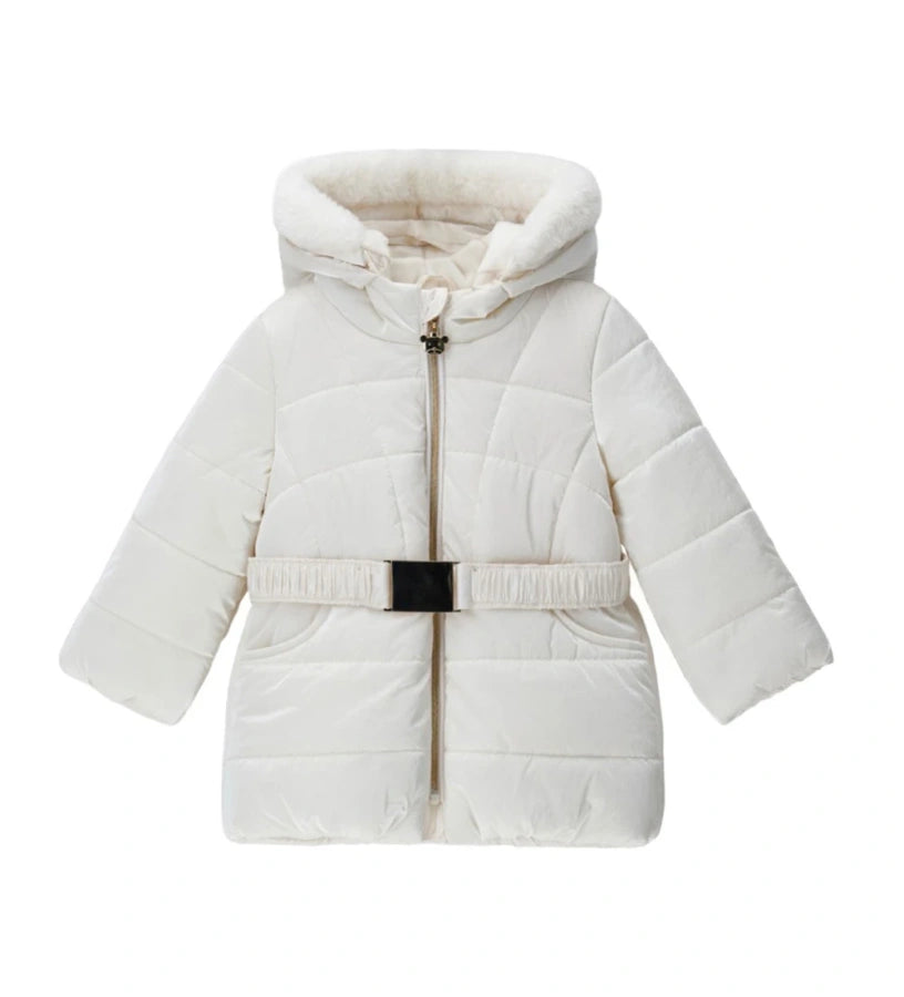 Καπιτονέ και επενδυμένο μπουφάν από νάιλον, ιδανικό για τις κρύες μέρες. Διαθέτει κουκούλα με αποσπώμενη οικολογική γούνα για κομψή πινελιά, άνοιγμα με φερμουάρ και αποσπώμενη ελαστική ζώνη για άνετη και μοντέρνα εφαρμογή.